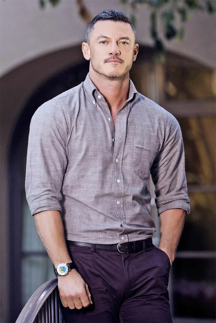 Luke evans. Люк Эванс. Люк Эванс молодой. Люк Эванс 2020. Люк Эванс 2021.