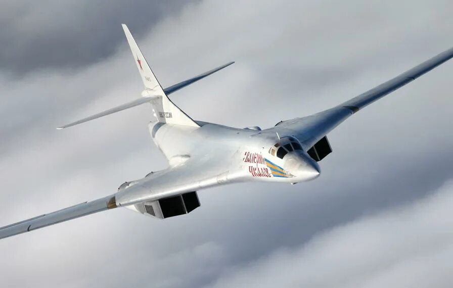 Ту-160м2. Скорость ту 160. Стратегический сверхзвуковой ракетоносец-бомбардировщик ту-160. Ту-160 белый лебедь. Самолёт лебедь бомбардировщик.