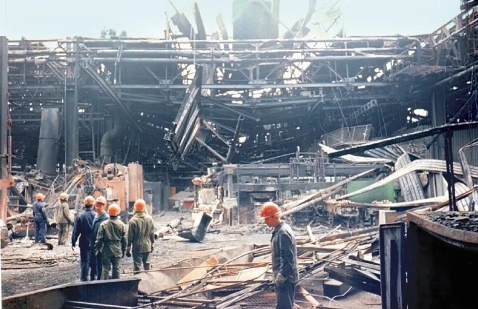 Завод двигателей камаз 1993. Пожар на камазе 1993. Пожар на заводе двигателей камаз. Завод двигателей камаз 1993. Пожар на заводе камаз 1993.
