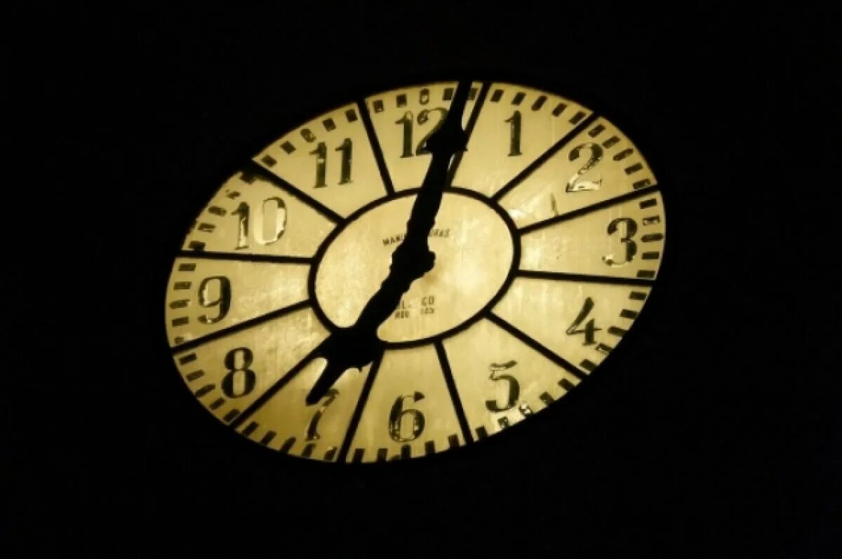 Музыка бой курантов тайм. 12 часов ночи новый год. Бой курантов путин. Часы новогодние. Куранты на спасской башне новогодние.