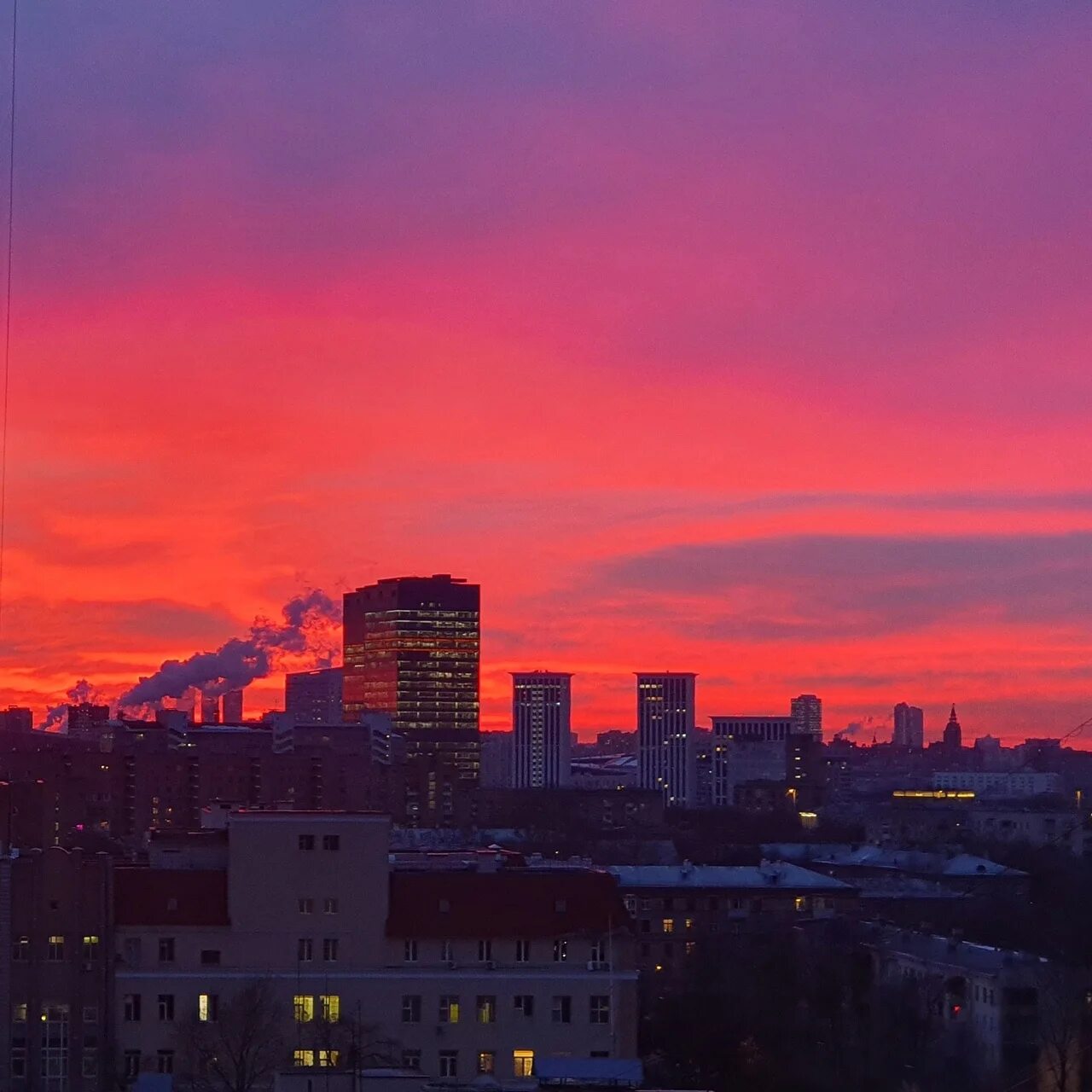 Когда сегодня будет закат. Закат над Москвой. Красивый закат в Москве. Высотки красный закат. Закат Московская область.