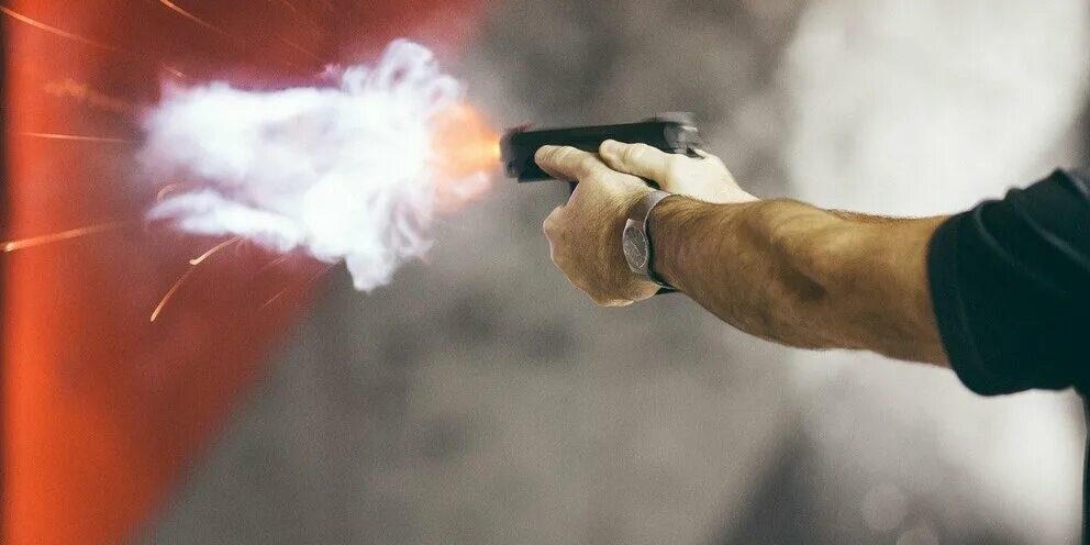 Метро полиция нью йорка. Выстрел происходит. Стрельба с пистолета. Выстрел происходит. Пуля пистолета.