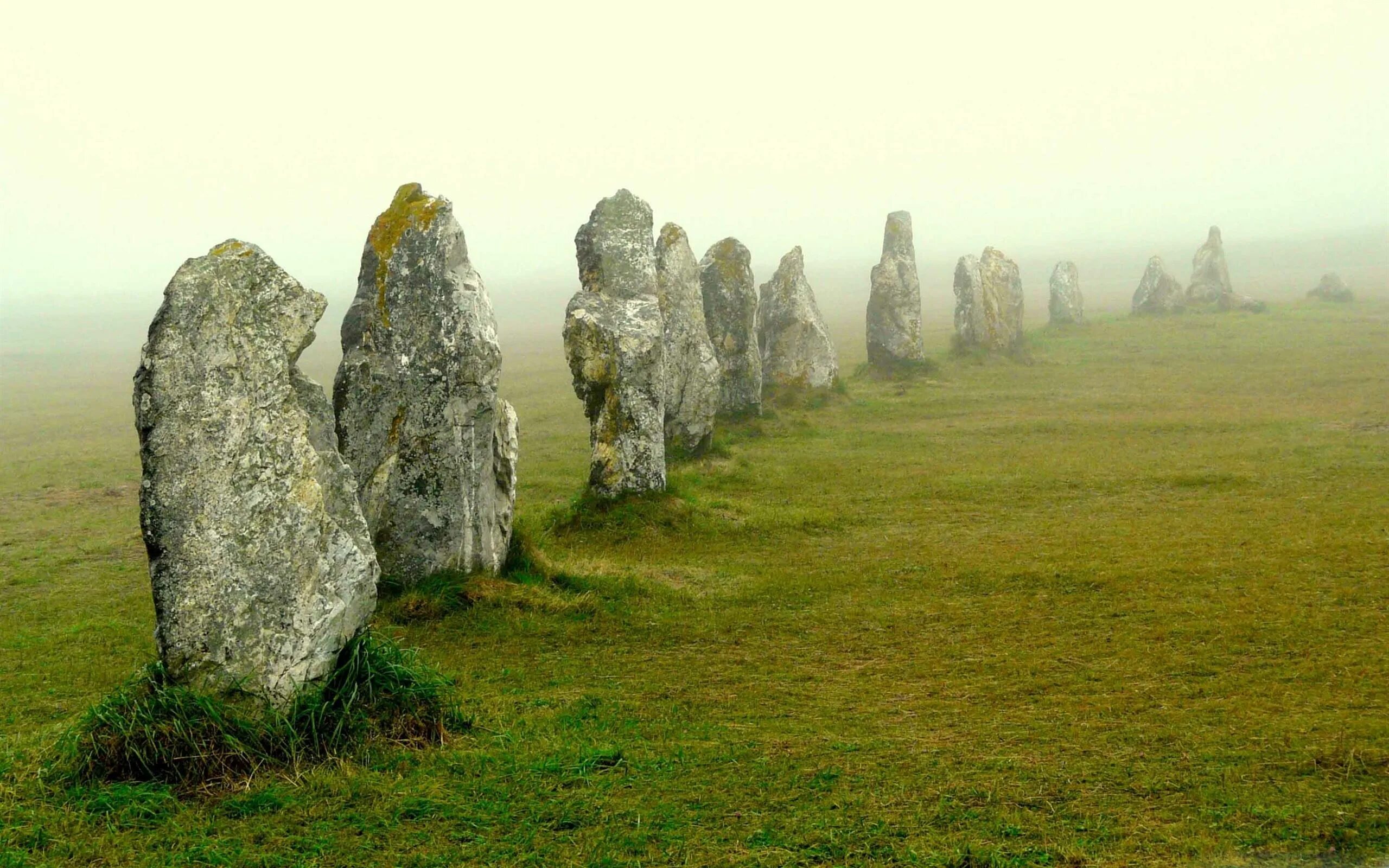 Stones de. Мегалиты менгиры. Каменные столбы менгиры. Менгиры Бретань Франция. Менгиры острова Ява.