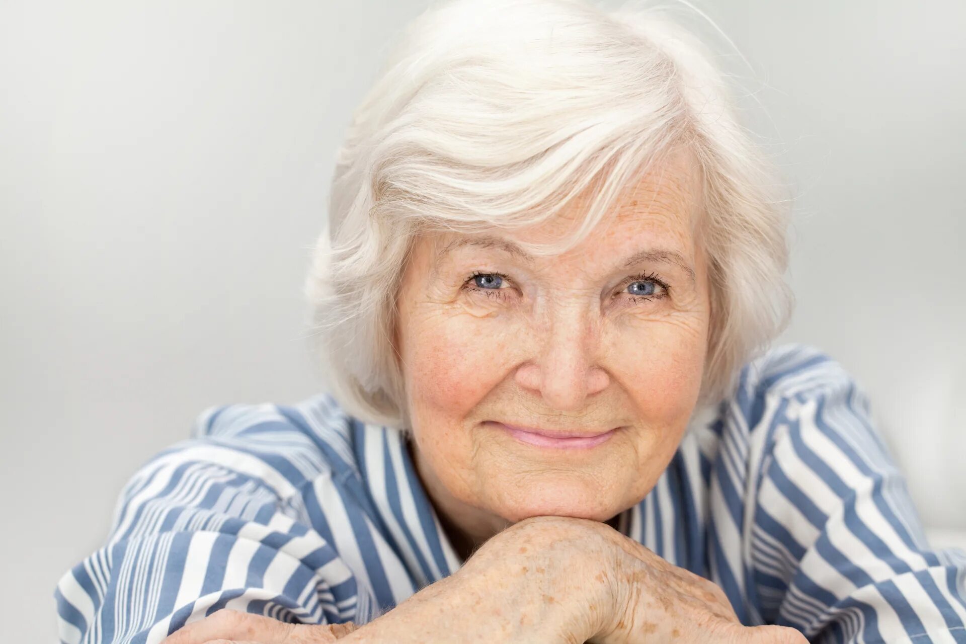Женщина 40 70 лет и. Пожилая женщина. Пожилая жена. Пожилая женщина улыбается. Фотопортреты пожилых людей.