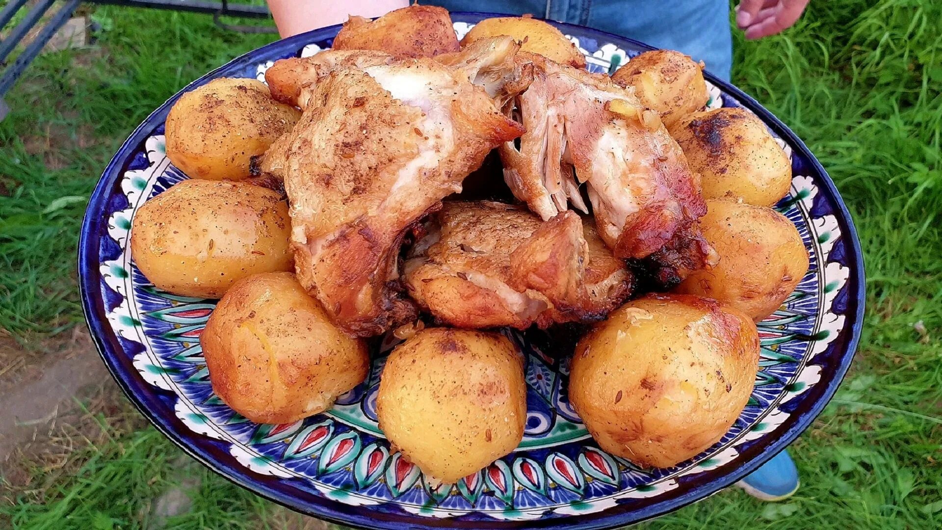 Курица в казане. Куриное блюдо в казане. Блюдо на костре с курицей. Казан кебаб казан 12 литров. Курица с картошкой в казане.