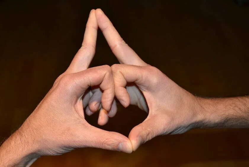 Мудра палец вверх. Kalesvara-mudra (калешвара-мудра). шакти мудра. фигуры из пальцев. сложные фигуры из пальцев.