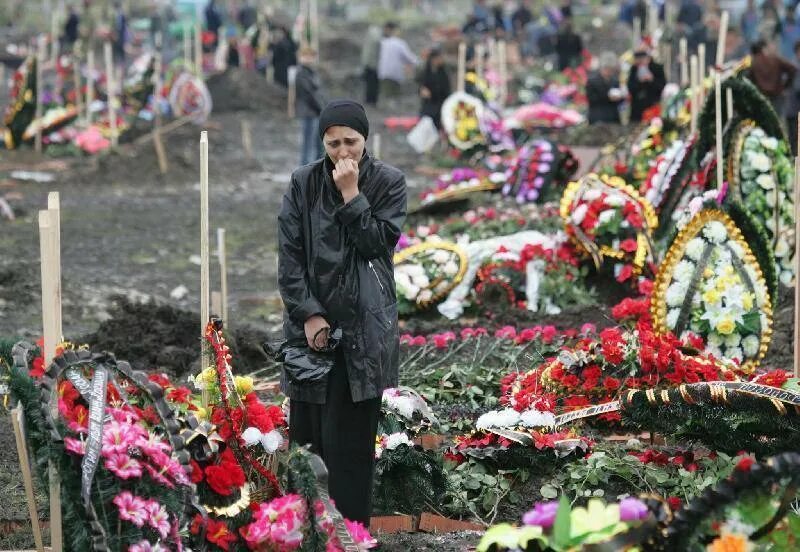 Похороны жертв теракта в Беслане. Похороны погибших в теракте в москве