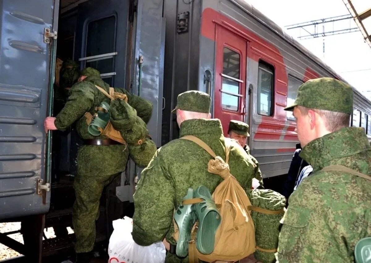 Эшелон призывников. Призывник в поезде. Проводы новобранцев в армию. Солдаты в поезде. Военный поезд.