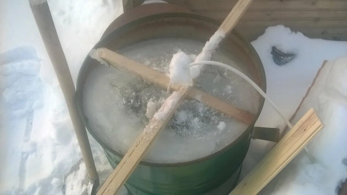 Вода в баке зимой. Бочка с водой на зиму. лёд в бочках. чтобы вода в бочке зимой. размораживание бочки.