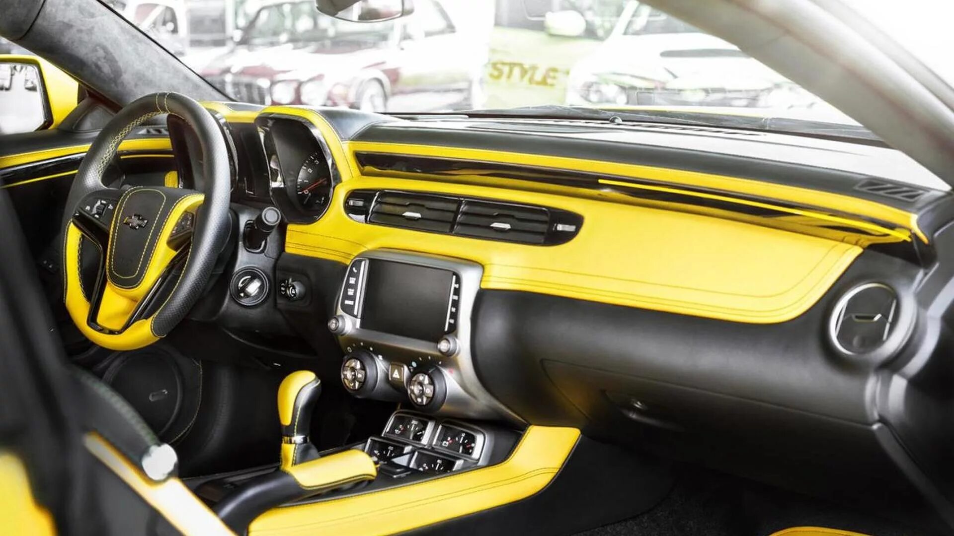 Шевроле камаро салон. Chevrolet Camaro 2020 салон жёлтый. Chevrolet Camaro салон. Chevrolet Camaro салон желтый. Шевроле Камаро zl1 салон.