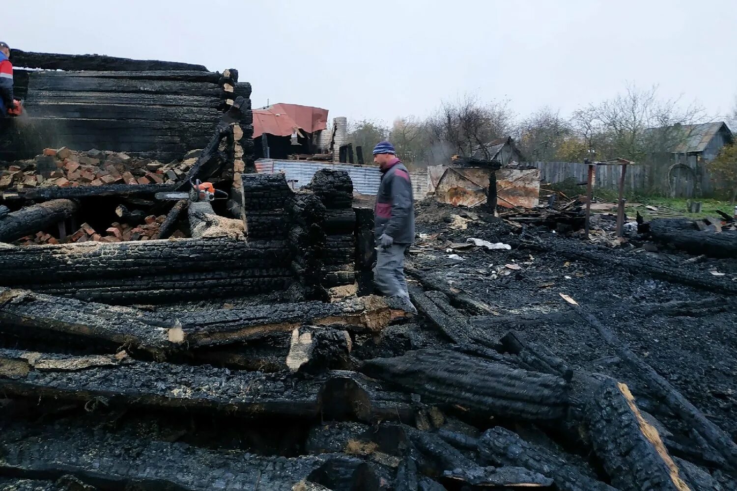 Погорельцы. Шиленкова погорельцы. Погорелец. На ямстрижемского улице вещи для погорельцев. Помощь погорельцам частных домов.