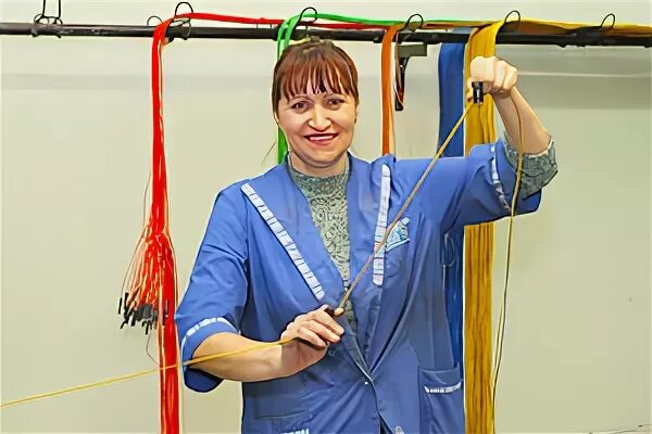 вязальщик жгутов челны. сборщик жгутов. сборка жгутов для автомобилей. вязальщик кабелей и шнуров. сборка жгутов проводов.