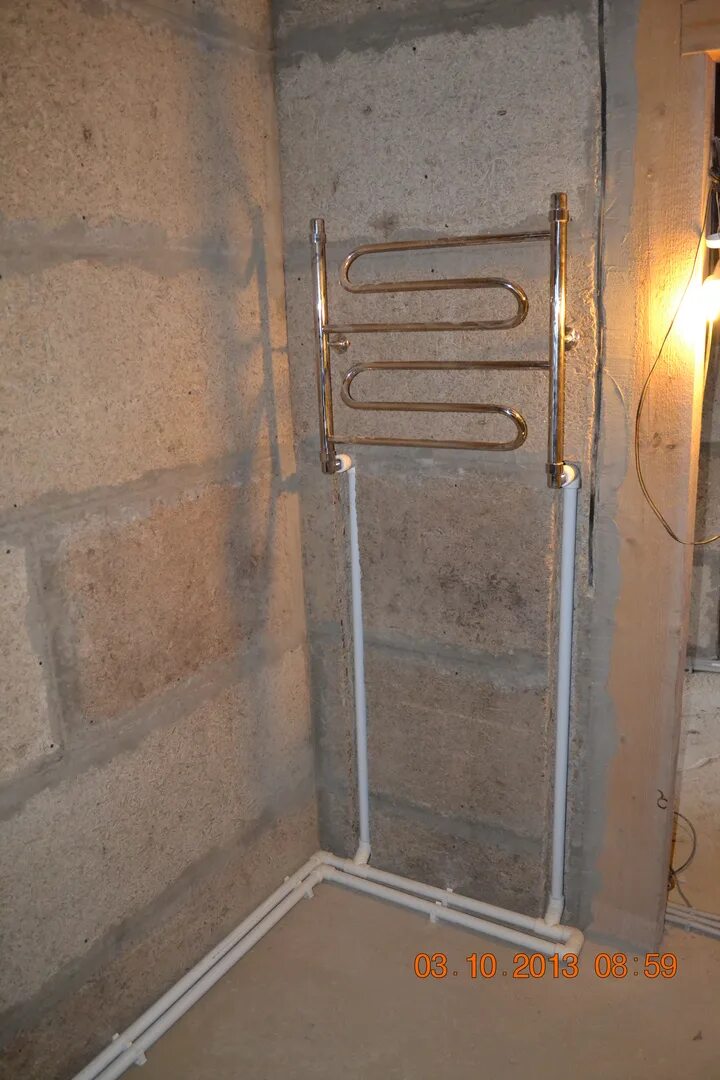 Теплый пол от полотенцесушителя схема. Разводка труб на полотенцесушитель. Тёплый пол водяной от полотенцесушителя схема подключения. Теплый пол в ванной от полотенцесушителя. Водяной пол в ванной от полотенцесушителя.