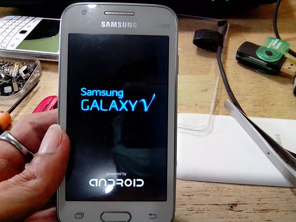 Samsung Galaxy 313. Samsung Galaxy v. Самсунг v2111. Самсунг с опечаткой. Почему лагает самсунг