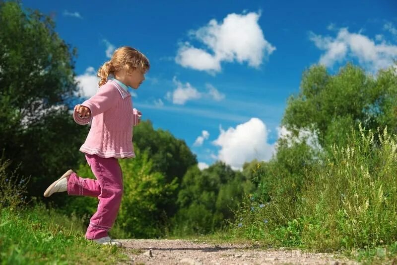 Девочка бегает девочка прыгает. Девочка бежит. маленькая девочка бежит. мальчик бежит. маленький ребенок бежит.