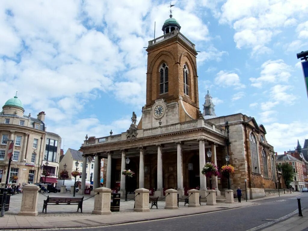 Northampton. Церковь св.Петра в Нортгемптоне. Нортгемптон Англия. Нортгемптон площадь Центральная. Нортгемптон где находится.