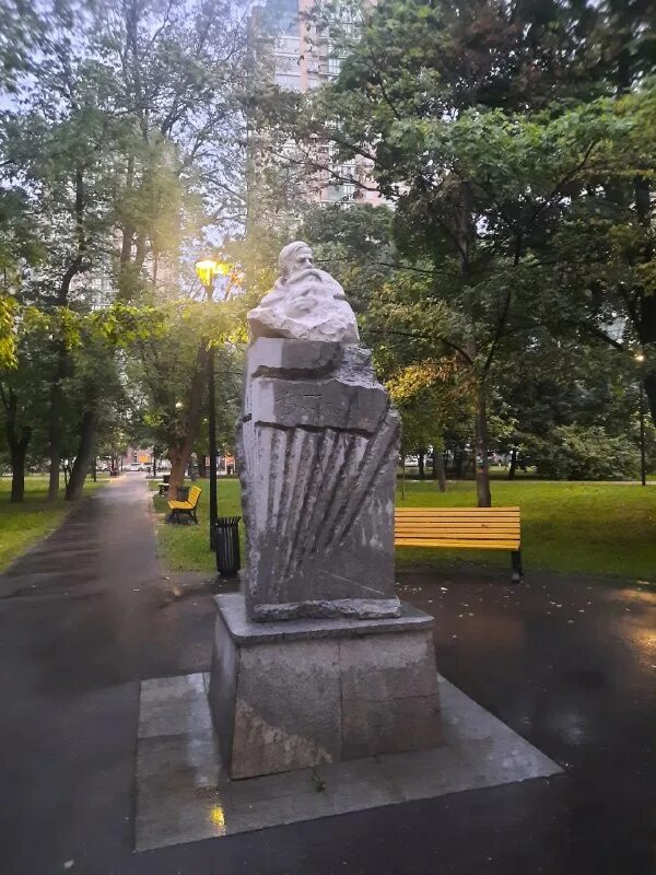 памятники бажова в москве. сквер на улице бажова в москве. памятники героям бажова. московский сквер памятник бажова. сквер бажова в ростокино.