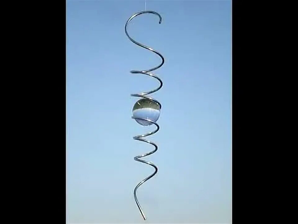 Деревянная игрушка пирамидка с шариками. Красивая винтовая лестница. Шарик по проволоке. Шарик катится по спирали. Спираль энергии.