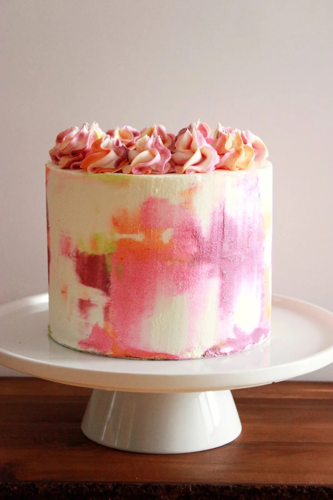 Декор торта кремовыми мазками. Торт в стиле акварель. Торт с мазками из крема. Торт с акварельными мазками. Декор торта мазками.