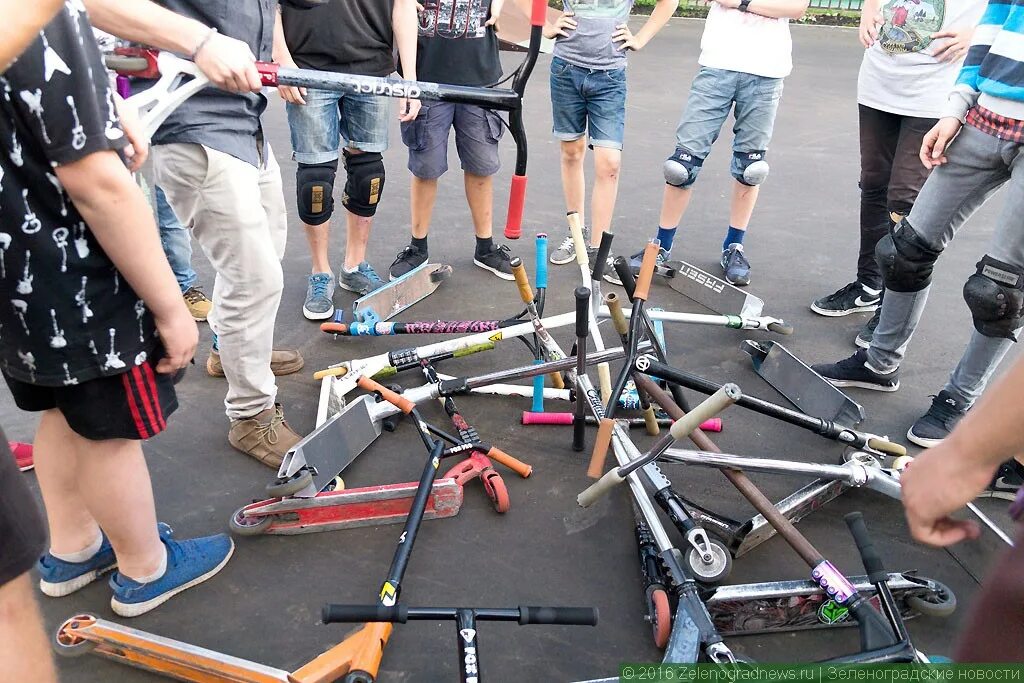 Прокатный самокат. Самокаты кикшеринга boomerang. Самокат зеленоград. Припаркованный самокат. Urent самокаты в зеленограде.