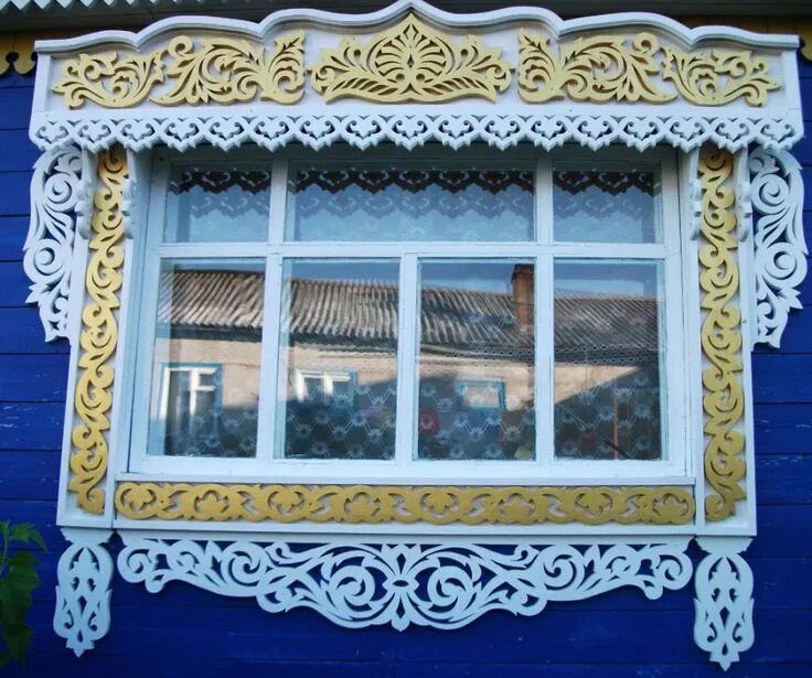 Ажурные окна. Ажурные окна. Прорезная домовая резьба, фасады. Прорезная резьба наличники на окна. Прорезная домовая резьба наличники.