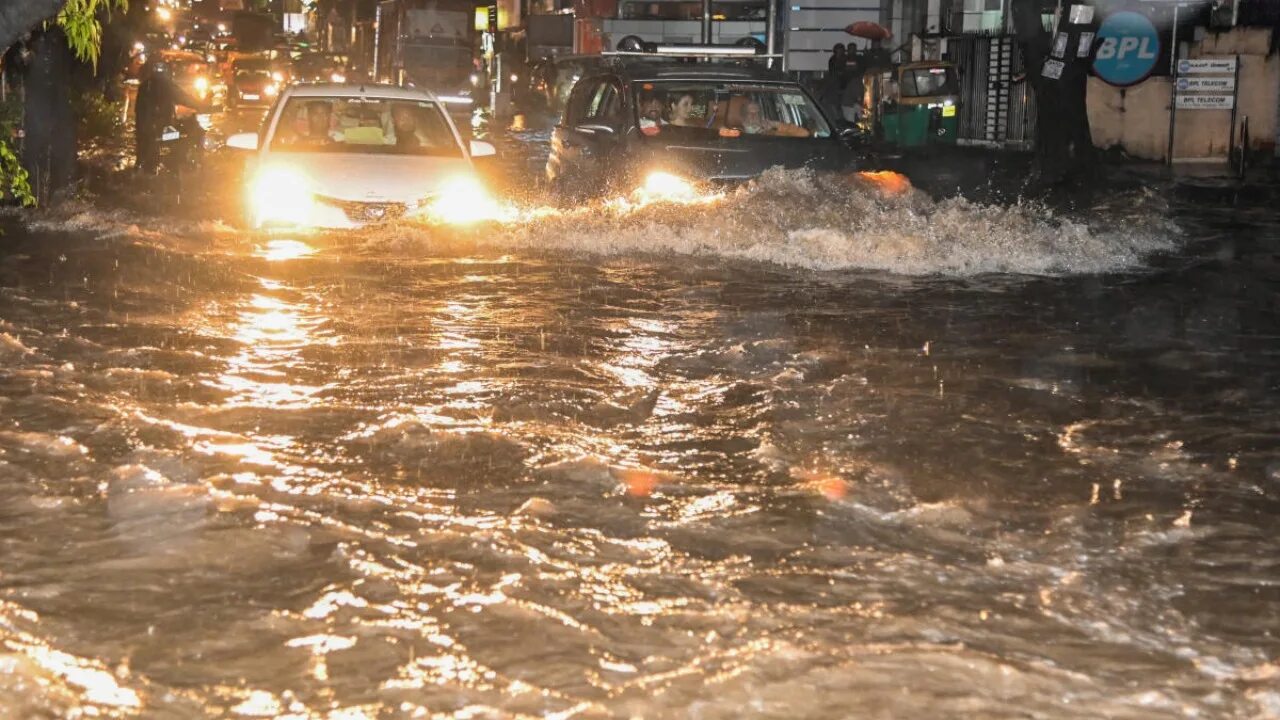 Rain hits. Наводнение. Наводнение в США. Паводок дождь. Когда будет дождь.