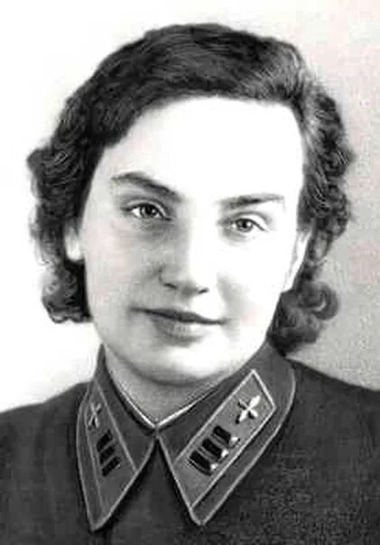 Женщина герой. Первых женщин героев советского союза. Первых женщин героев советского союза. Гризодубова герой советского союза летчица. Первых женщин героев советского союза.
