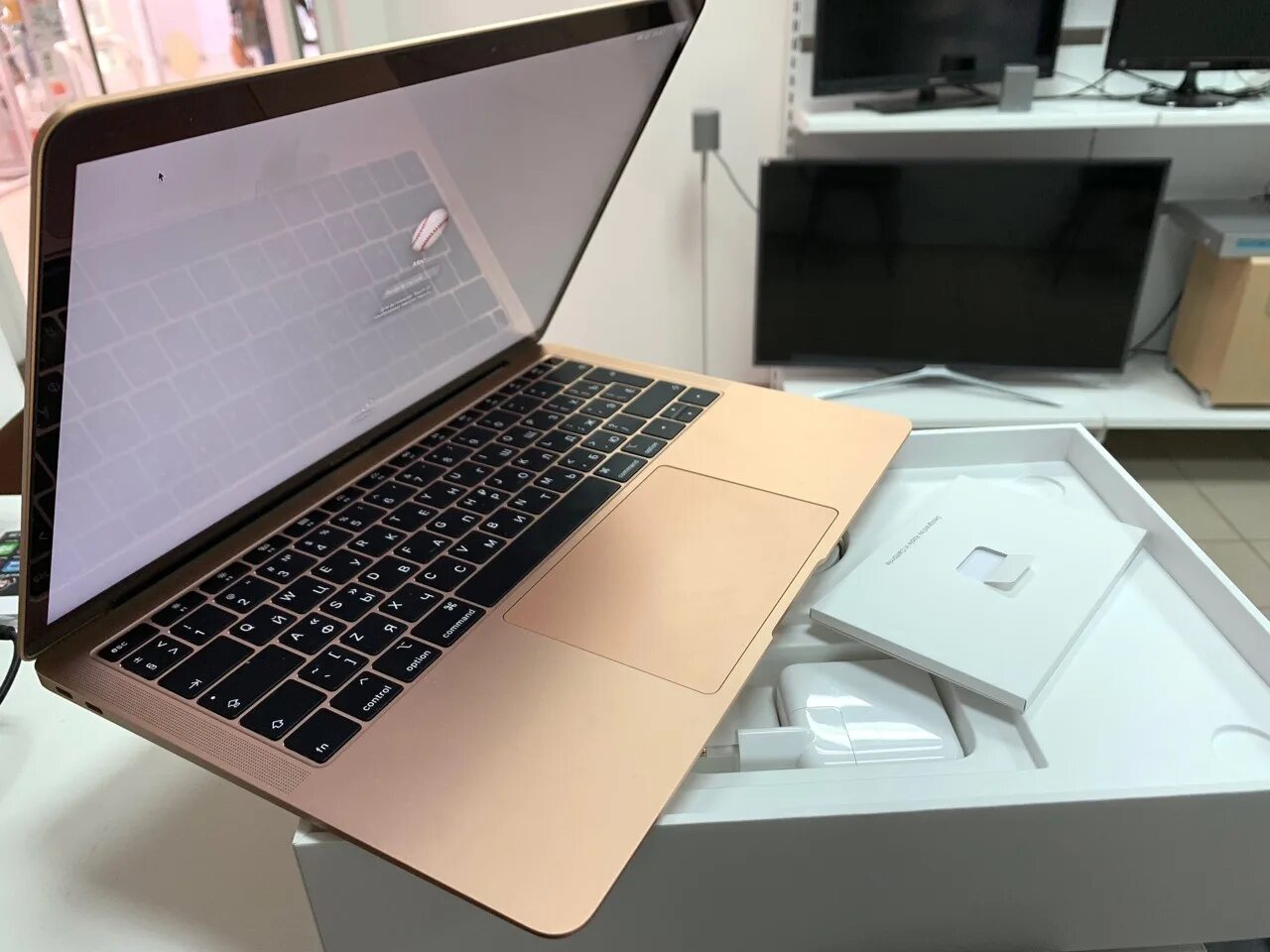 Купить эйр м1. MACBOOK Air 13 2018. Макбук Air 2018. Apple MACBOOK Air 13 Retina - 2018. Золотой макбук Эйр 2020.