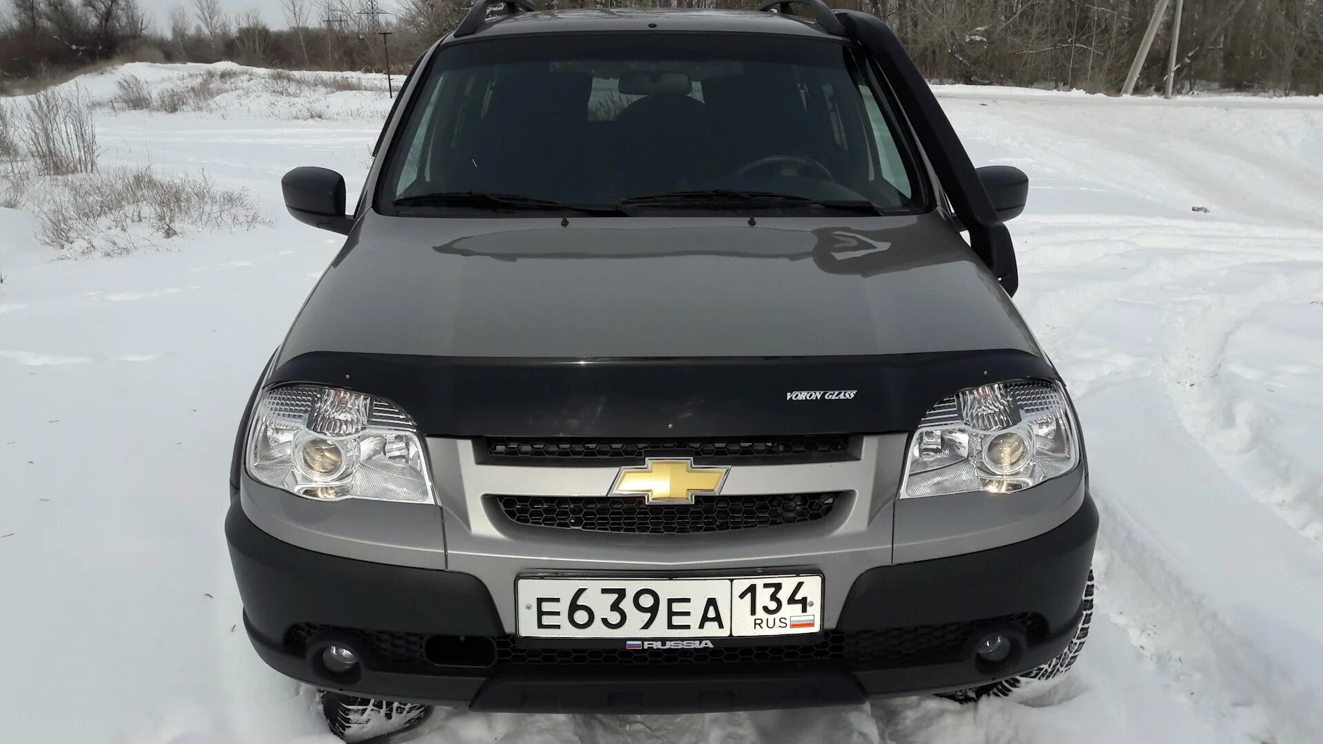 Мухобойка на капот нива. Chevrolet Niva 2006 дефлектор капота. Мухобойка на капот Нива Шевроле. Дефлектор капота Нива Шевроле 2004. Мухобойка на Chevrolet Niva.