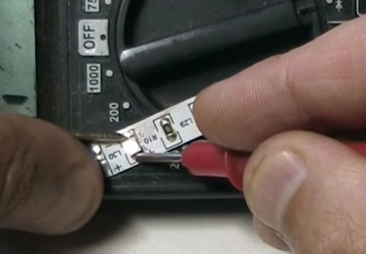 Как найти перегоревший светодиод. Прозвонить smd светодиод. смд диод прозвонка. прозвон smd диодов мультиметром. мультиметр проверить светодиодную ленту.