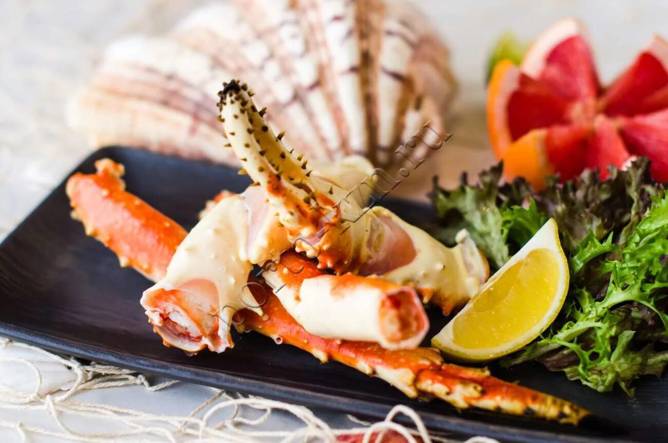 блюдо закуска из морепродуктов. ресторанные блюда из морепродуктов. закуски из нерыбных морепродуктов. необычная подача салатов. ресторанные закуски.