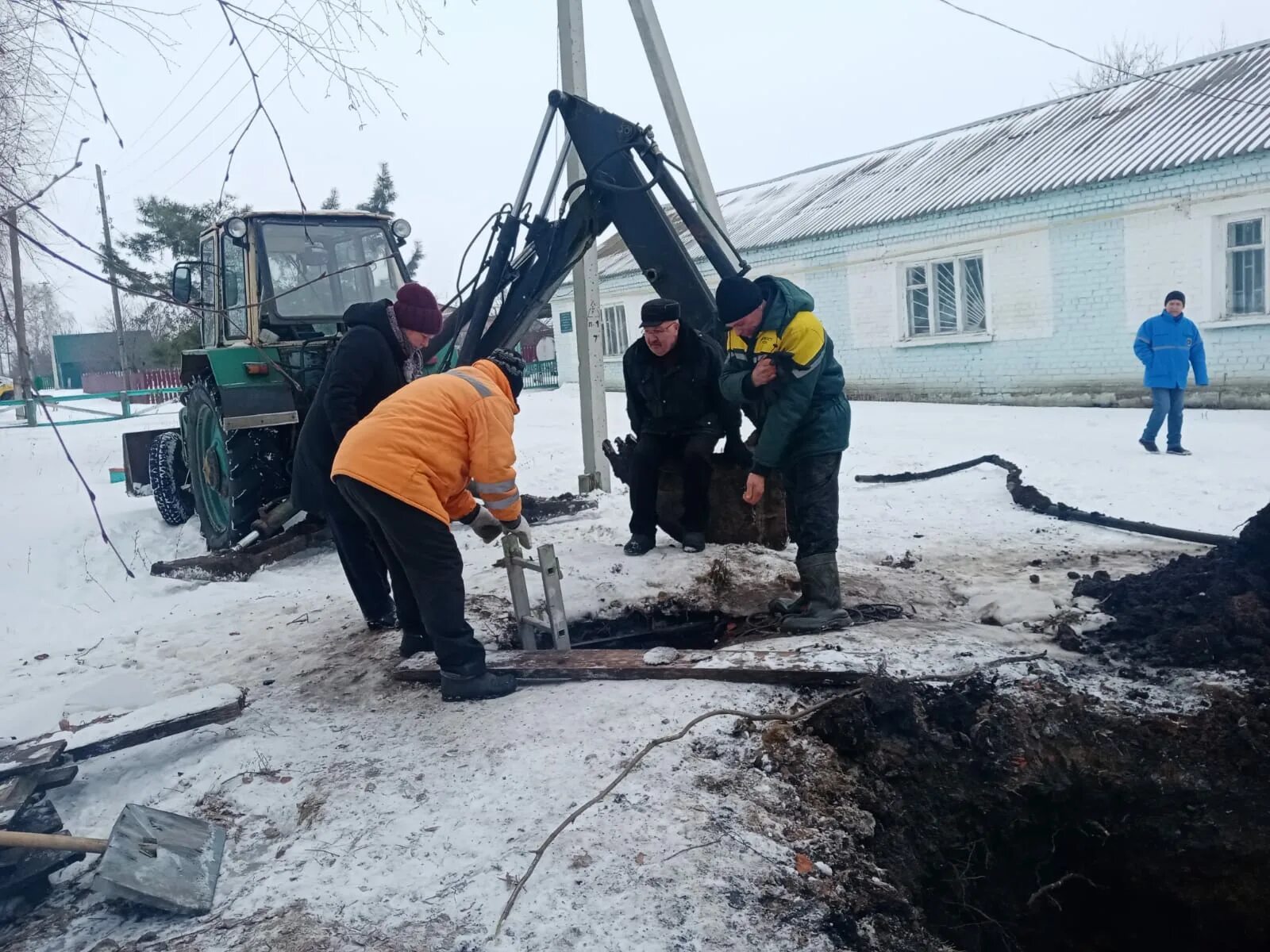 Прорыв устраняют. Прорыв водопровода. Водопроводные сети фотографии. Водовод на улице. Прорвало водопровод в Тогучине.