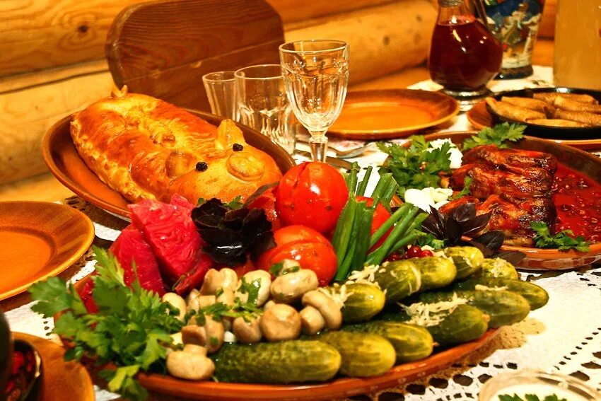 Накрыть праздничный стол. Красивый стол с едой. Шикарный праздничный стол. Стол с блюдами русской кухни.