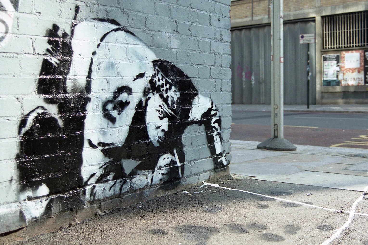 Найти бэнкси. Художник граффитист Бэнкси. Граффити Бэнкси в Лондоне. Стрит художник Бэнкси.