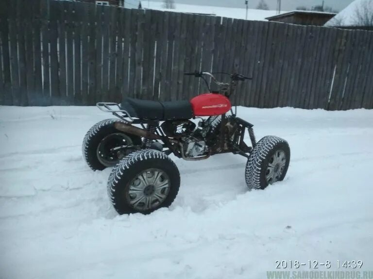 Мотоцикл боббер harley davidson. Квадробоберы фото. Квадроцикл в прыжке. Багги монстер энерджи. Мотоцикл с двигателем от автомобиля.