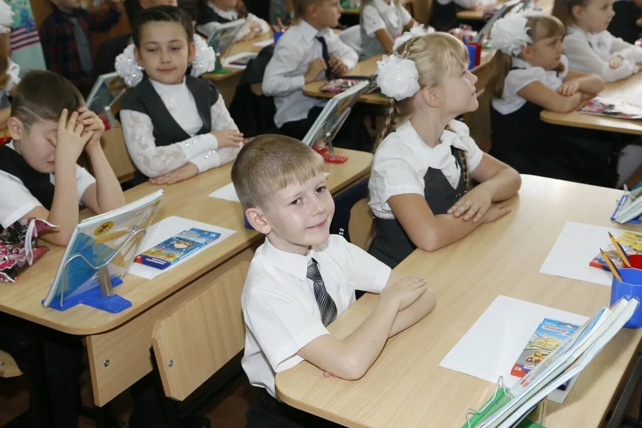 В какой школе больше всего уроков. Дети за партой. Школьники за партой. Ученик сидит за партой. Дети в школе.