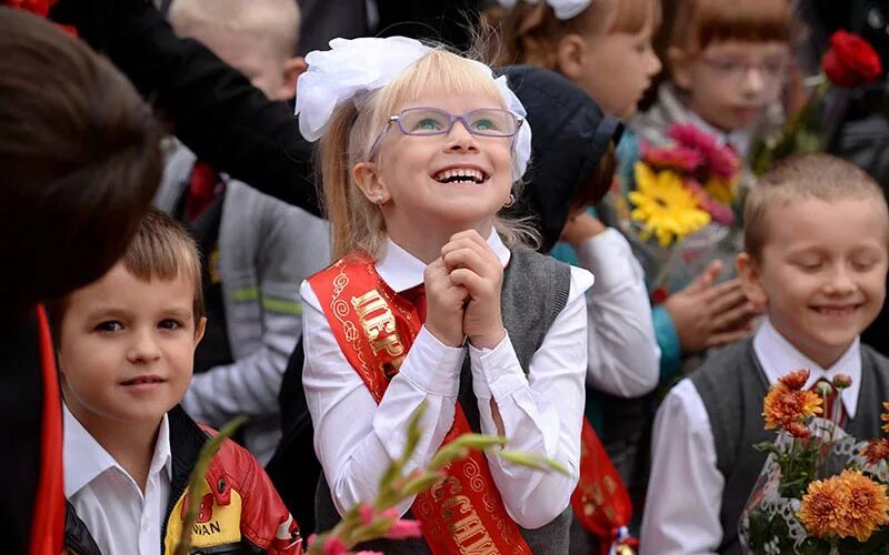 Организация нового учебного года. Школьники 1 сентября. Школьники на линейке в школе. Первоклассник. Радостные первоклассники.