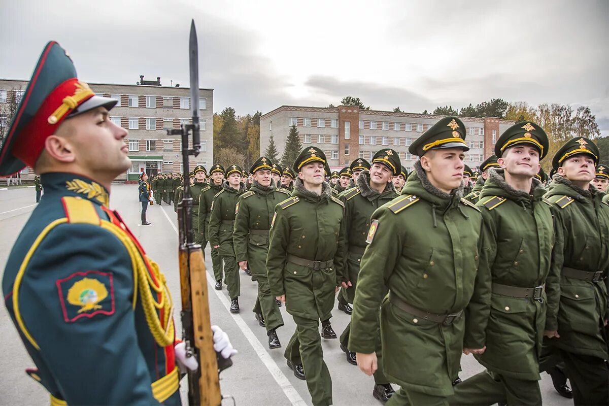 Новосибирском высшем военном командном училище. Высшее военное командное училище в Новосибирске. НВВКУ Академгородок. Аллея героев НВВКУ. Военное училище в Академгородке Новосибирска.