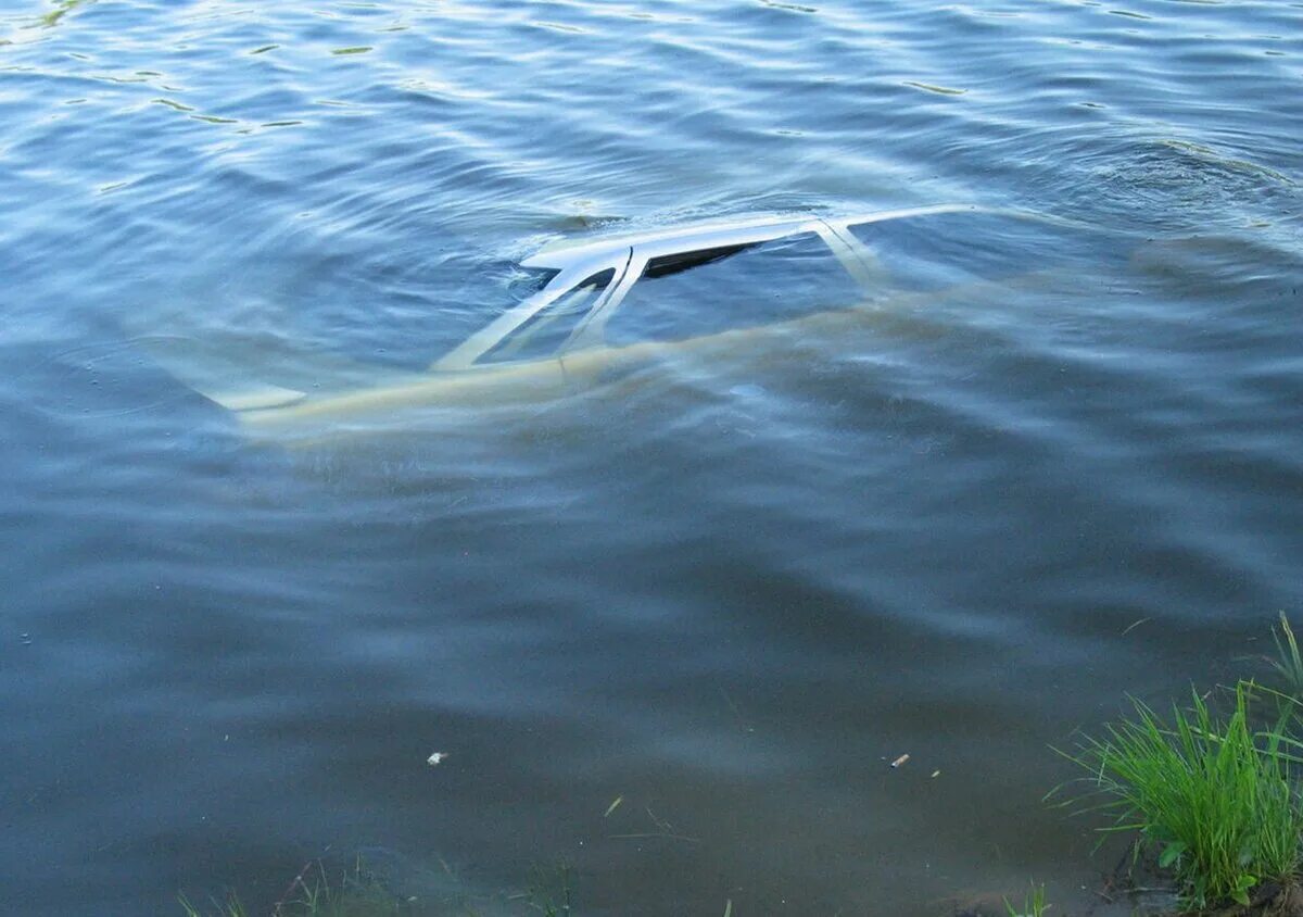 К чему снится тонущая машина. Машина тонет в реке. На Волге тонут. Машина падает в воду. Осетр в воде.