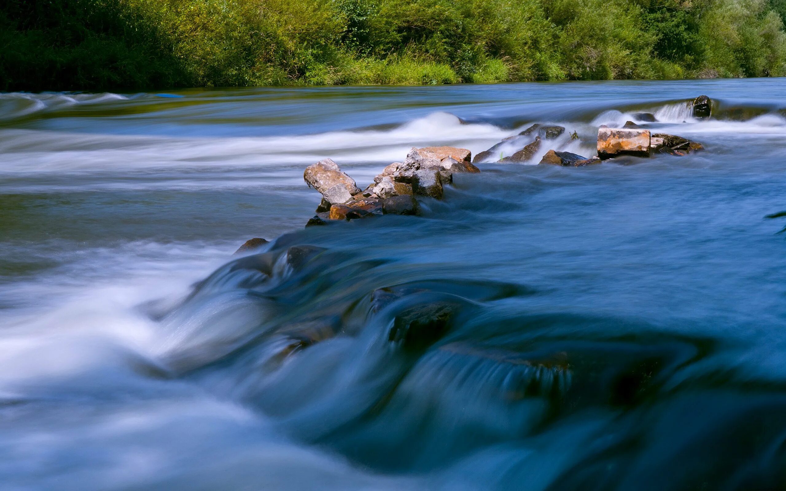 Она сильная река. Телевизор Hisense lhd32d50ts 32". Вода в природе. Текучие воды. Вода река.