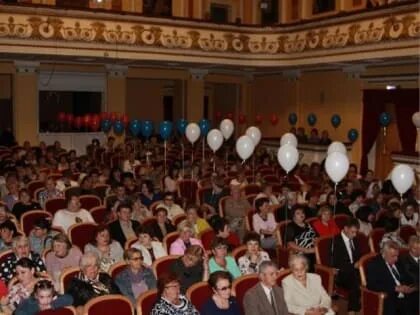 Дк металлург аша. Ашинский дворец культуры. Ашинский дворец культуры. Дворец культуры салаир. Зал дворца культуры металлург аша.