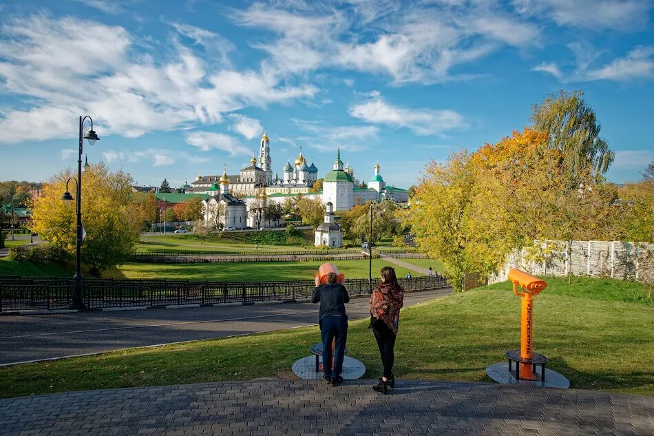 Куда сходить погулять в марте. Сергиев Посад туристы. Сергиев Посад осень. Сергиев Посад 2010. Сергиев Посад осенью.