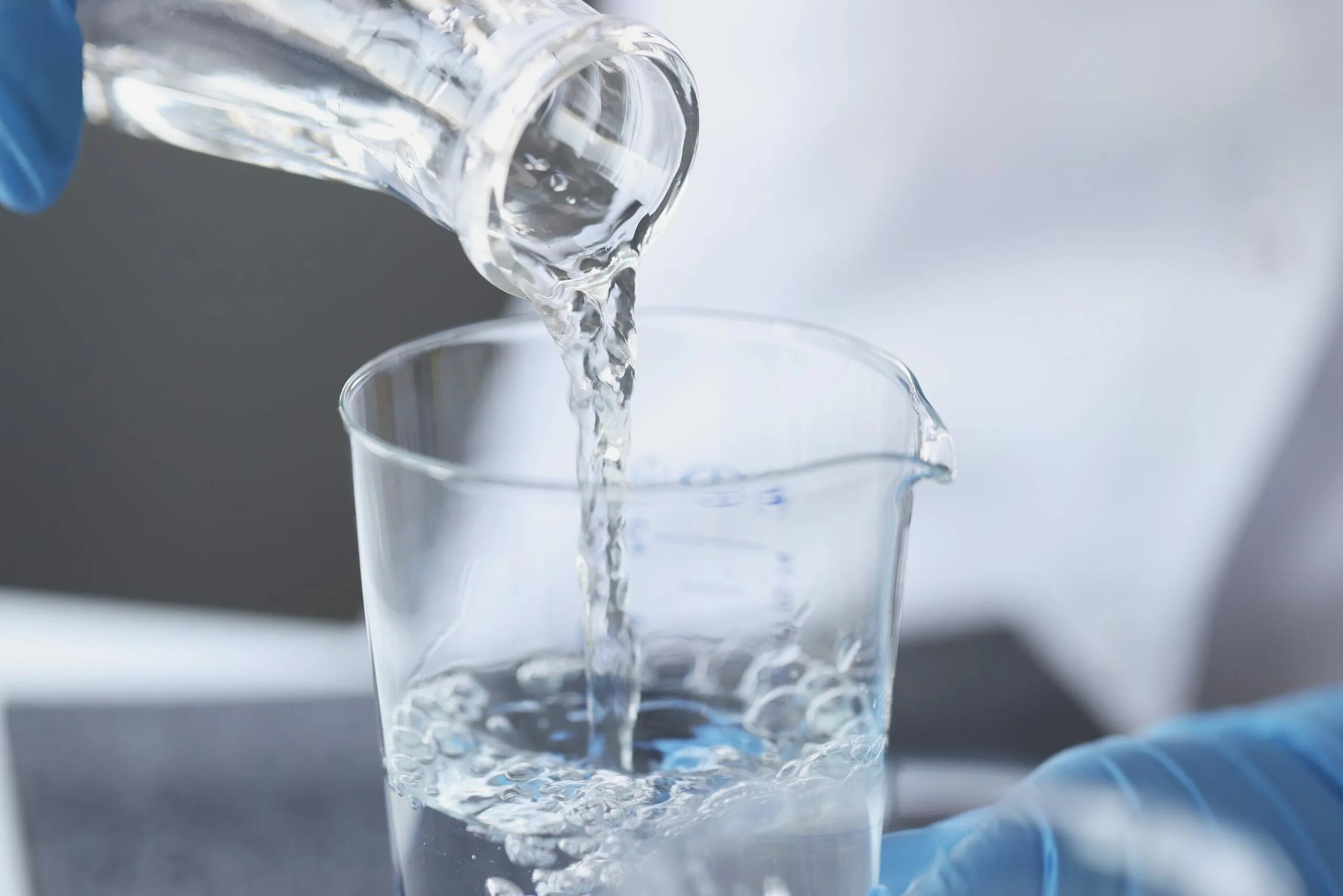 Дистиллированная вода опыты. Дистиллированная вода в лаборатории. Дистиллированная вода лабораторная. Вода в медицине. Вода напитки.