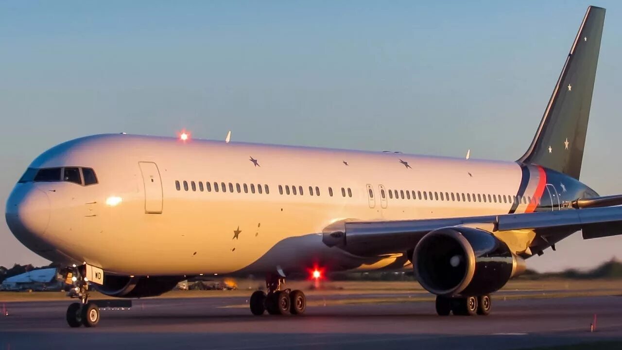 File:Qantas Boeing 767-300ER PER Koch-1.jpg - Wikimedia Commons