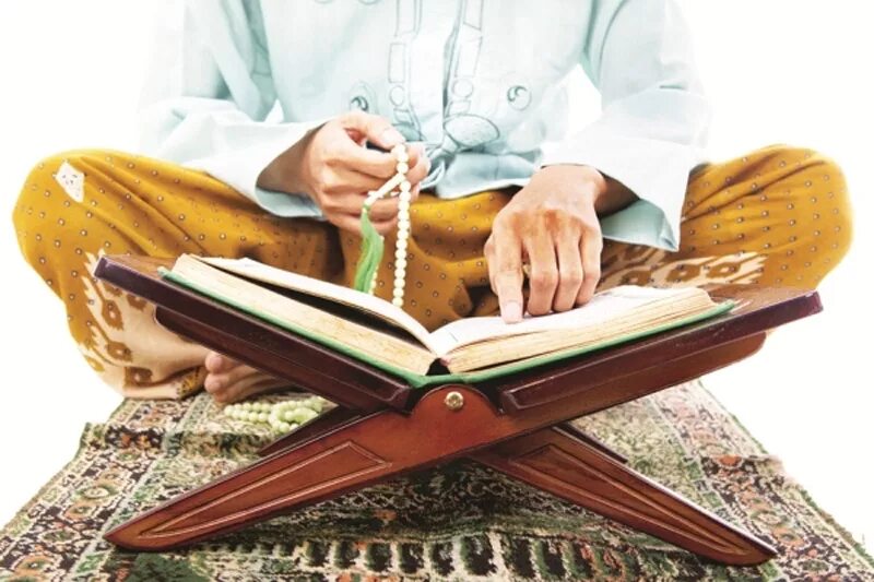 Читать коран лежа. Лаух для Корана. Лаух подставка для Корана. Столик для чтения Корана. Коран на столе.