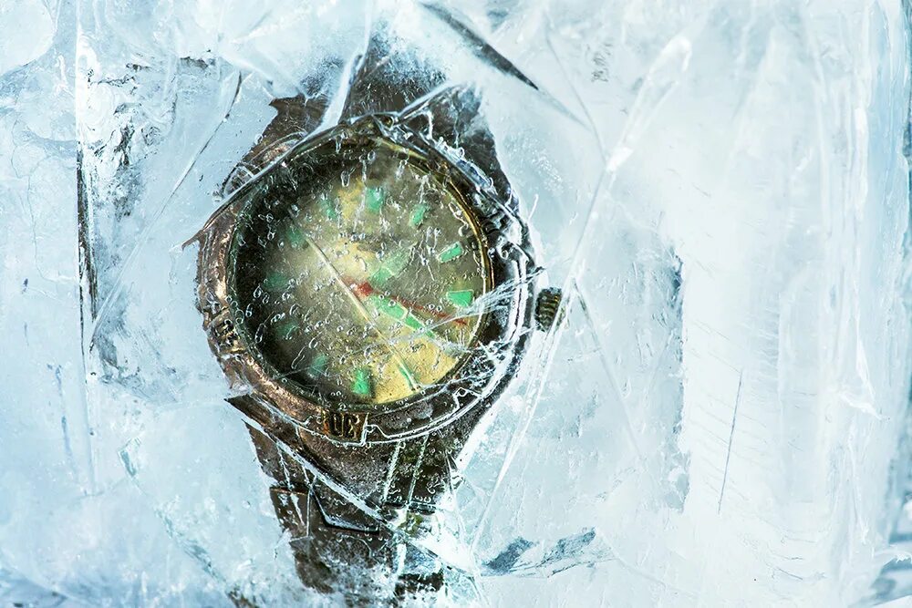 заморозка времени. зимние часы. ледяные часы. ледяные часы. часы с движущимися фигурками.