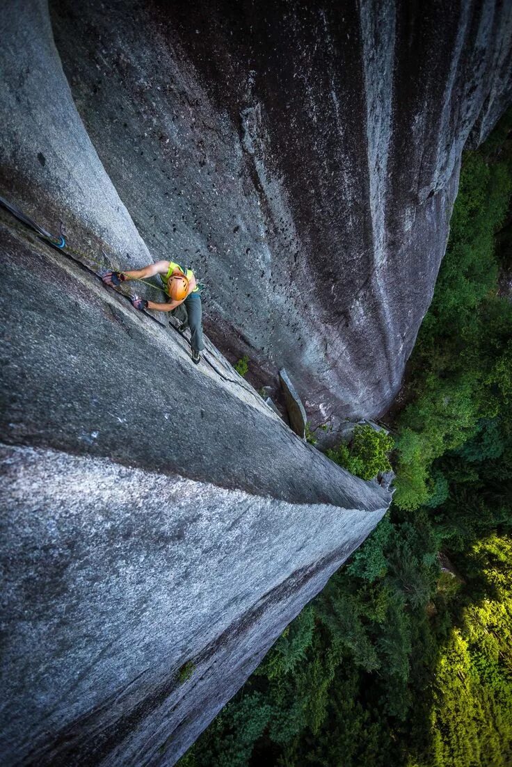 Climb picture. Скальный альпинизм. Скала для скалолазания. Красивый скалолаз.