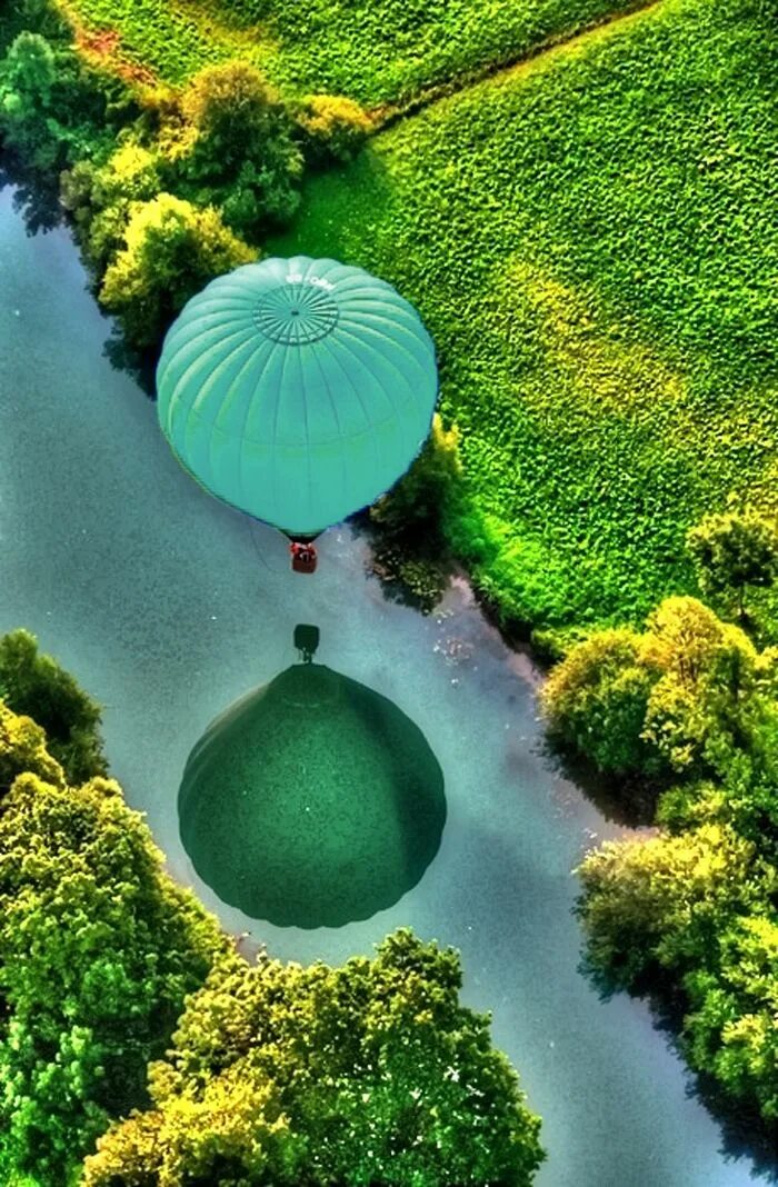 Floating over. Вид с воздушного шара. Вид с воздушного шара на землю. Шар над водой. Воздушный шар сверху.