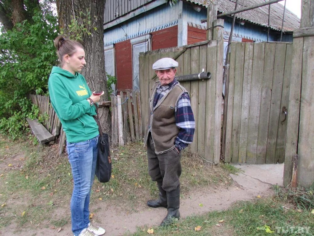 Люди в деревне. Дед из деревни. Сельский дедушка. Сельские жители.