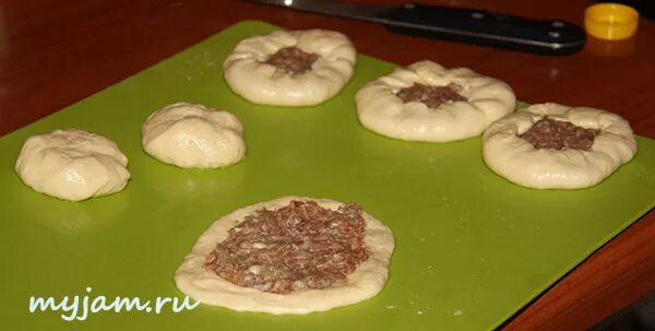 Как лепить беляши с дыркой. Лепка беляшей с дырочкой. беляши с мясом лепка. беляши треугольные с дырочкой. как красиво лепить бэлещ.